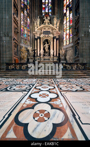 Altare, pavimento a mosaico, il Duomo di Milano, Milano, Lombardia, Italia Foto Stock