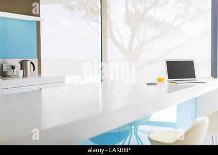 Vista della cucina moderna con computer portatile sul banco di cucina Foto Stock