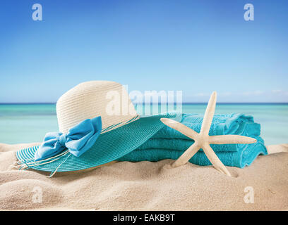 Concetto di estate con accessori per il nuoto e il mare di sfocatura sullo sfondo Foto Stock