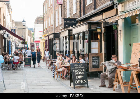 Negozi e caffetterie in Camden Passage, Islington, London, England, Regno Unito Foto Stock