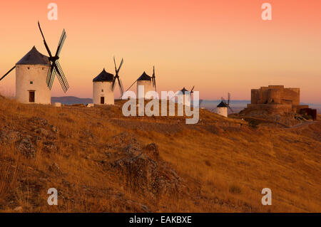 Mulini a vento, itinerario di Don Chisciotte, Consuegra, provincia di Toledo, Castilla-La Mancha, in Spagna Foto Stock