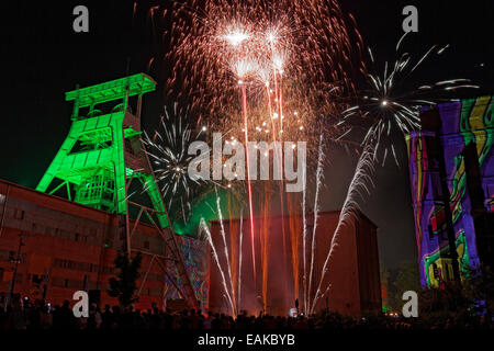 Fuochi d'artificio su dismesse miniera di carbone di Zeche Ewald Colliery ExtraSchicht durante una notte di cultura industriale, Herten Foto Stock