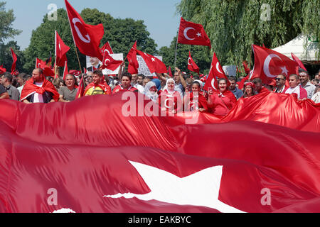 Grande manifestazione di sostenitori che vivono nella Germania del primo ministro turco Recep Tayyip Erdoğan nel parco del Reno il 7 giugno Foto Stock