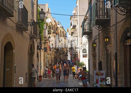 Vicolo del centro storico della città, Cefalù, in provincia di Palermo, Sicilia, Italia Foto Stock