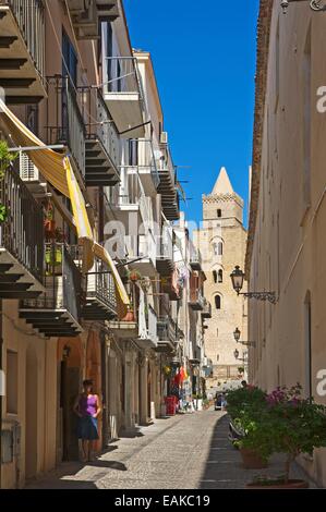 Vicolo del centro storico della città, Cefalù, in provincia di Palermo, Sicilia, Italia Foto Stock