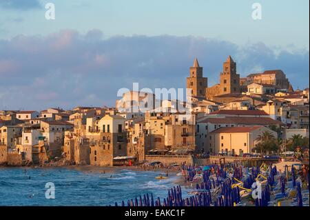 Spiaggia di fronte Cattedrale-basilica del Santo Salvatore, Basilica Cattedrale del Santissimo Salvatore nella luce della sera Foto Stock