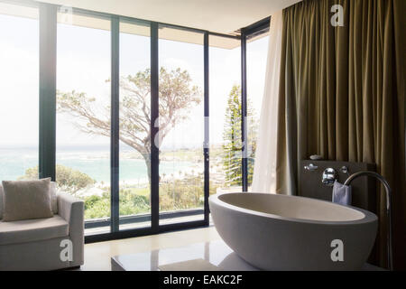 Il bagno lussuoso con splendida vista sulla costa Foto Stock