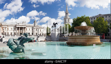 Fontana con la statua equestre di George IV e vedute della Galleria Nazionale e la chiesa di St Martin-in-the-Fields Foto Stock