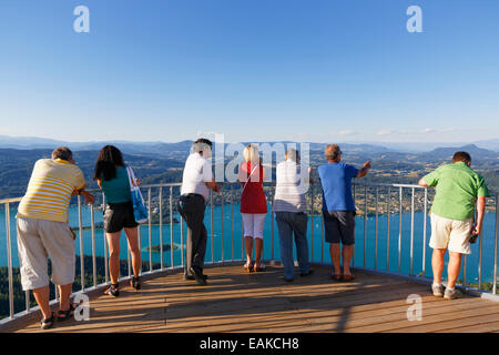 Piattaforma di visualizzazione della nuova torre di vedetta, Pyramidenkogel montagna, lago Woerth, Keutschach am See, in Carinzia, Austria Foto Stock