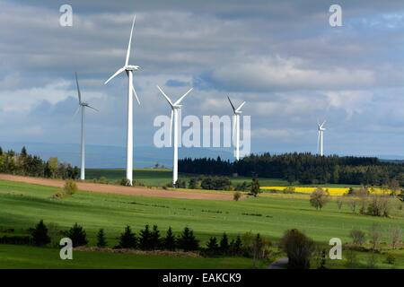 Turbina eolica sull'altopiano di Ally-Mercoeur, Haute Loire, Auvergne, Francia. Europa Foto Stock