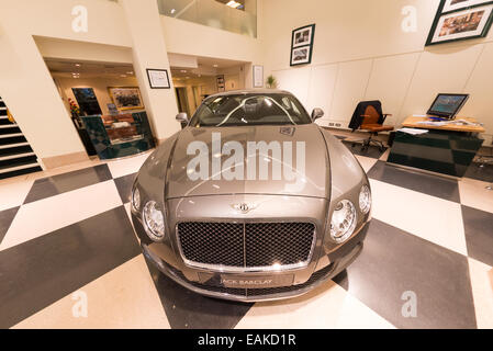 Jack Barclay Bentley auto showroom in Berkeley Square, Mayfair, London, England, Regno Unito Foto Stock