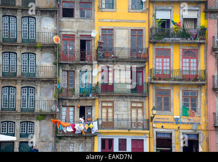 Case colorate sulle rive del fiume Douro, Ribeira, Porto, Distretto di Porto, Portogallo Foto Stock
