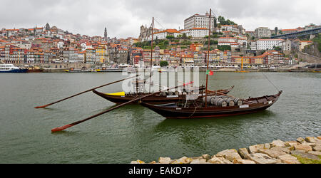 Vino storico navi da trasporto sul fiume Douro, Vila Nova de Gaia, Distretto di Porto, Portogallo Foto Stock