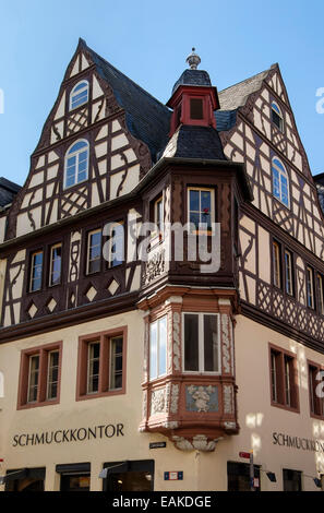 Ricostruito il XVII secolo, uno dei "Quattro Torri" su un angolo di Löhrstrasse e Altengraben nella città vecchia di Coblenza, Germania Foto Stock