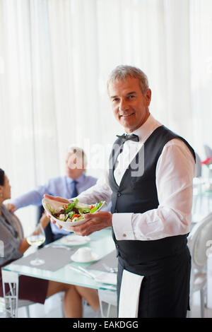 Donna elegante sorridente di 50 anni, donna matura con nastro regalo a  sorpresa, regalo di natale in mano, rossetto rosso e festa della sera Foto  stock - Alamy