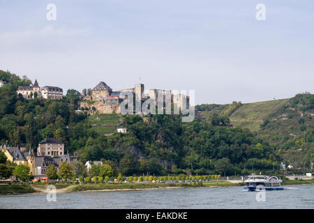 Vista sul fiume Reno alla fortezza di Burg Rheinfels Castello rovine sulla riva occidentale del medio Reno Gorge a Sankt Goar, Germania Foto Stock