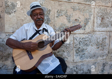 Cubano musicista di strada a suonare la chitarra in Avana Vecchia, Havana, Cuba Foto Stock