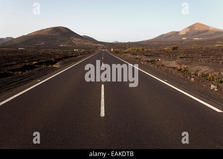 La strada attraverso la regione vinicola di Geria, Lanzarote, Isole Canarie, Spagna Foto Stock