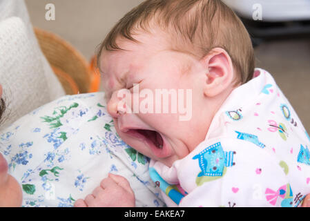 Tre giorni di età neonato ragazza sbadigli Foto Stock
