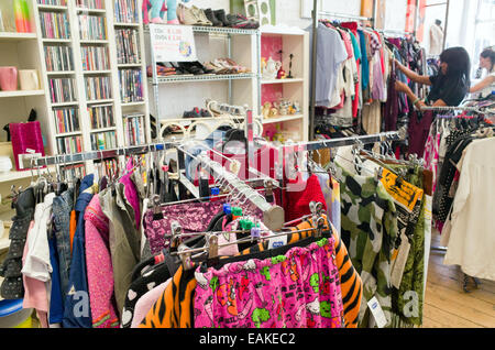 Vestiti usati nell'RSPCA carità shop, London, Regno Unito Foto Stock