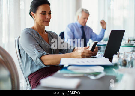 La gente di affari che lavorano in ristorante Foto Stock