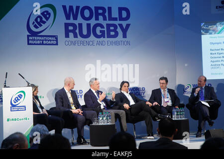 Londra, Regno Unito. 17 novembre 2014. Olympic Rugby Sevens pannello di discussione (l-r) Rachael Burford, Mark Egan, Ottaviano Morariu, Agustin Pichot, Andrew Ryan e moderatore David Eades al mondo 2014 Conferenza di Rugby e di esposizione (ConfEx). Credito: Elsie Kibue/Alamy Live News Foto Stock