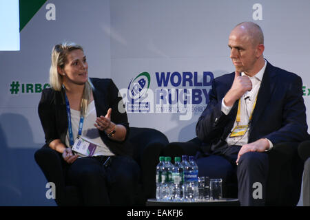 Londra, Regno Unito. 17 novembre 2014. Rachael Burford, Inghilterra player, parla come Mark Egan dell'IRB guarda durante i Giochi Olimpici Rugby Sevens discussione al mondo 2014 Conferenza di Rugby e di esposizione (ConfEx). Credito: Elsie Kibue/Alamy Live News Foto Stock