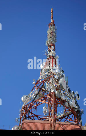 Montante di comunicazioni, antenne, le antenne al di sopra di Mijas, Costa del Sol, provincia di Malaga, Spagna. Foto Stock