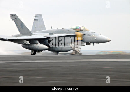 I marinai attaccato al Golden guerrieri di Strike Fighter Squadron (VFA) 87 lancio F/A-18C Hornet strike fighter dal ponte di volo della portaerei USS George H.W. Bush. USS George H.W. Bush sta tornando a homeport a Norfolk, Virginia, dopo il completamento di una distribuzione a noi 6a e la 5a flotta aree di responsabilità a sostegno di noi gli interessi di sicurezza nazionali. La distribuzione è parte di una normale rotazione delle forze per supportare le operazioni di sicurezza marittima e di teatro gli sforzi di protezione. Foto Stock