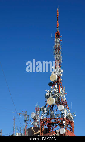 Montante di comunicazioni, antenne, le antenne al di sopra di Mijas, Costa del Sol, provincia di Malaga, Spagna. Foto Stock