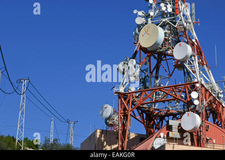 Montante di comunicazioni, antenne, le antenne al di sopra di Mijas, Costa del Sol, provincia di Malaga, Spagna. Foto Stock