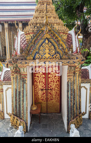 Un oro porte dipinte in Wat Phra Kaew tempio a Bangkok Foto Stock