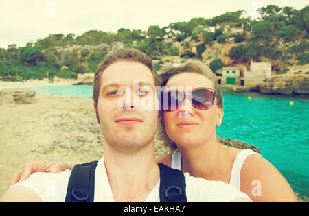 Selfie. Paio di scattare una foto sulla spiaggia. Effetto Vintage foto. Foto Stock