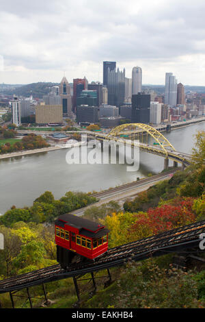 Duquesne Incline e il fiume Monongahela e Fort Pitt ponte in Pittsburgh, Pennsylvania da Mount Washington in autunno Foto Stock