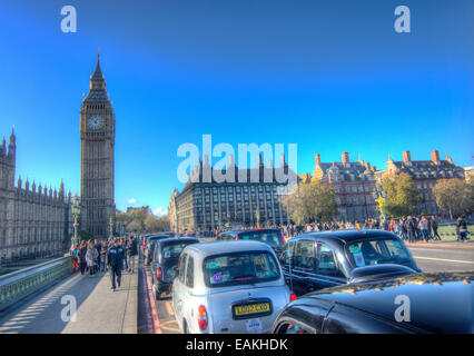 Taxi sul Westminster Bridge London Taxi Foto Stock