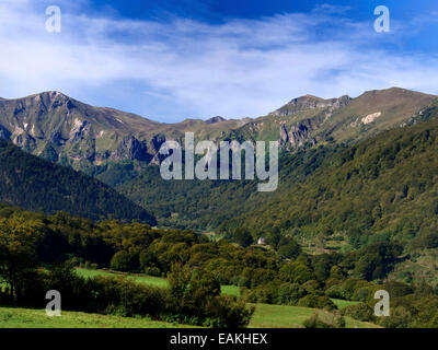 La valle di Chaudefour in primavera, Puy de Dome, Auvergne, Francia Foto Stock