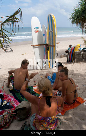 Lezioni di surf sulla spiaggia di Kuta. Lezioni di surf. Bali. Kuta è una città costiera nel sud dell'Isola di Lombok in Indo Foto Stock