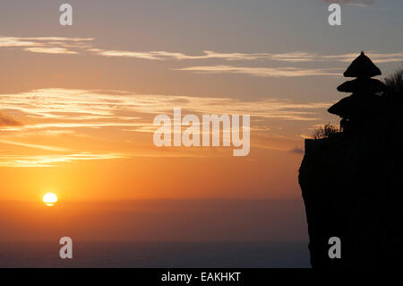 Scogliere accanto all'Ulu Watu tempio Pura Luhur. Bali. Uluwatu Temple è un tempio indù impostato sulla rupe banca nella parte sud di Bal Foto Stock