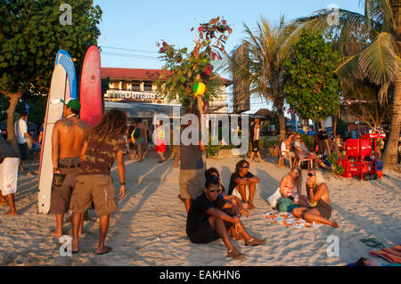 Spiaggia di Kuta al tramonto. Lezioni di surf. Bali. Kuta è una città costiera nel sud dell'Isola di Lombok in Indonesia. La sc Foto Stock