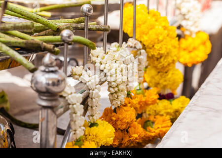Floreal offerte religiose in un tempio buddista a Bangkok, in Thailandia Foto Stock