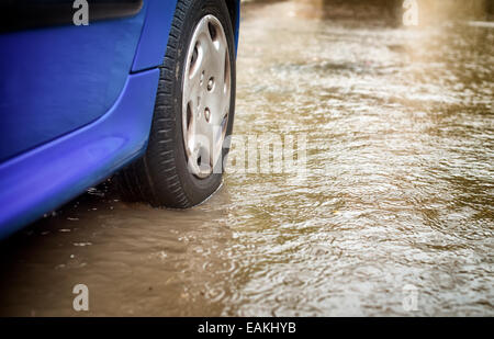 Auto durante forti piogge in città. Foto Stock