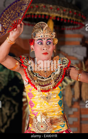 La danza denominato "Danza Legong' presso il palazzo di Ubud. Ubud-Bali. Tradizionale danza balinese in Ubud. Ci sono molti danza Balinese Foto Stock