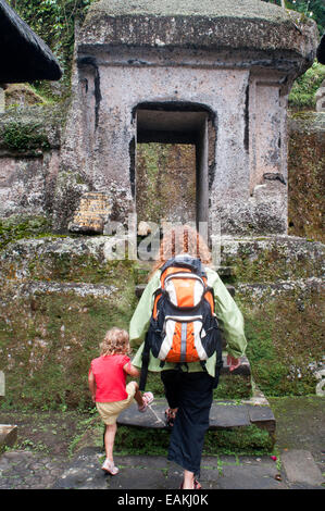 Un turista guarda i grandi santuari scavati nella rupe-faccia presso il Gunung Kawi templi. Tirtha Empul Temple è un Indù Temp Foto Stock