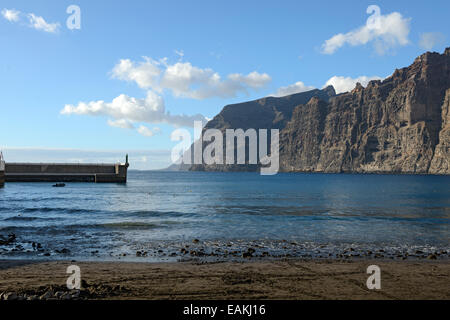 Guios spiaggia vicino Los Gigantes porto entrata a piedi di Gigantes scogliere nel crepuscolo, isola di Tenerife, Isole Canarie, Spagna. Foto Stock