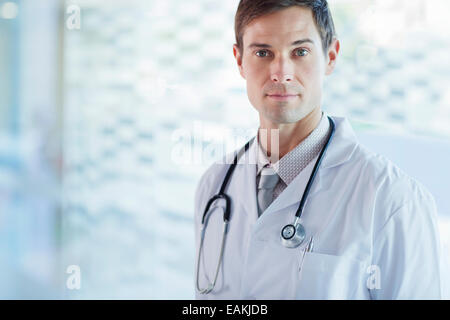 Ritratto di medico di fiducia che indossa camice Foto Stock