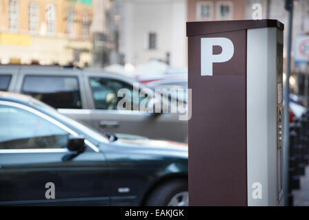 Parcometro nella città. Vetture sfocata sullo sfondo. Foto Stock