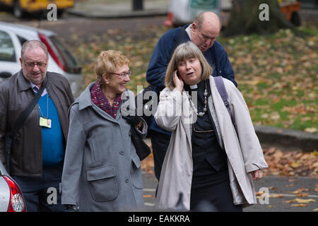 Il generale anglicano Sinodo, Church House, Londra, Inghilterra, Regno Unito. 17 Novembre, 2014. Immagine mostra (a destra) Canon Philippa Boardman (50) Tesoriere della Cattedrale di St Paul arrivando Chiesa Casa, ubicazione del Sinodo generale oggi è previsto per approvare una legislazione che consenta la donna ad essere nominato e scelto per gli alti posti nella Chiesa Anglicana.La mossa che arriva venti anni dopo la prima donna sacerdoti sono stati ordinati potrebbe vedere la prima donna vescovo nominato il prossimo anno. Credito: Jeff Gilbert/Alamy Live News Foto Stock