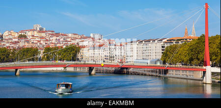 Vista panoramica su Lione e sul fiume Saone con barca, Francia Foto Stock