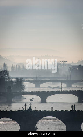 Ponti di Praga nella soleggiata giornata invernale Foto Stock