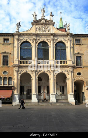 Il Palazzo del Monte di Pietà e la chiesa di San Vincenzo, Vicenza, Italia, Veneto. Foto Stock